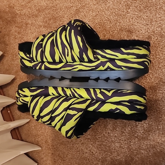 UGG Maxi SlideTiger Print Platform Sandals - Picture 12 of 14